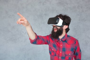  VR gözlük takan adam