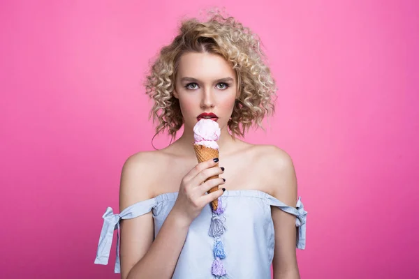Modello con gelato — Foto Stock