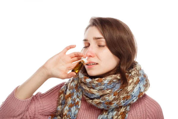 Donna che applica spray nasale — Foto Stock