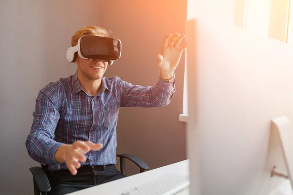 Empresário com experiência em realidade virtual — Fotografia de Stock