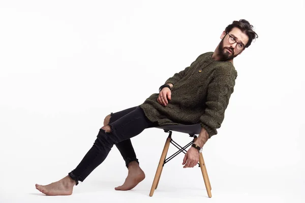 Laki-laki dengan pakaian santai duduk — Stok Foto