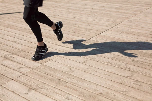 Jogging sportivo su pavimento in legno — Foto Stock