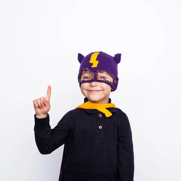 Lilla superhjälte pojke pekar uppåt — Stockfoto