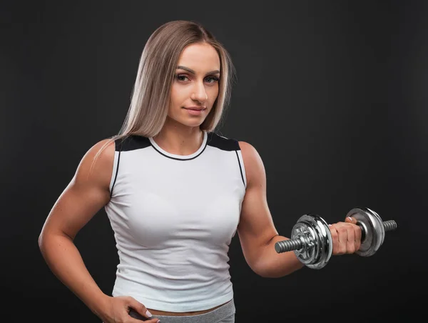 Mujer musculosa con mancuerna —  Fotos de Stock