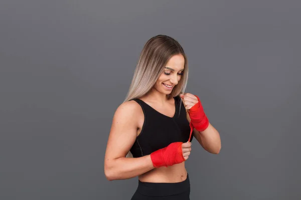 Selbstbewusste Frau in Boxhandschuhen — Stockfoto