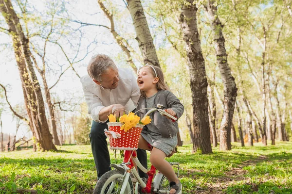 Dedesi binicilik bisiklet ile neşeli kız