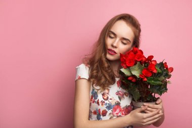 Saksı ile şehvetli modeli