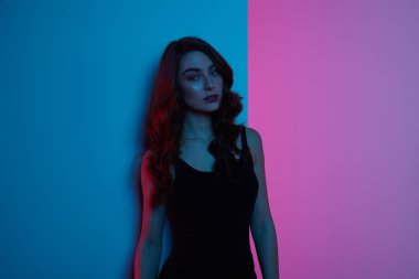 Karanlık ışıkta model