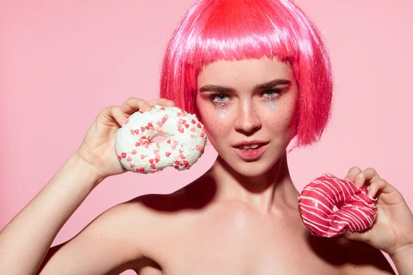 Stylish model holding doughnuts — Stock Photo, Image