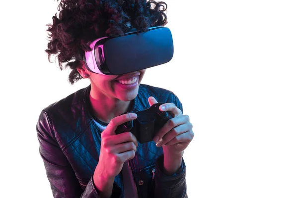 Mujer jugando juego en gafas VR — Foto de Stock