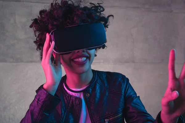 Lachende vrouw ervaart Vr headset — Stockfoto