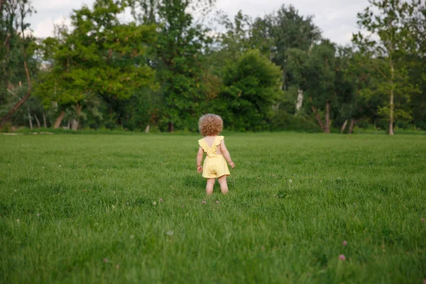 Menina caminhando prado verde — Fotografia de Stock