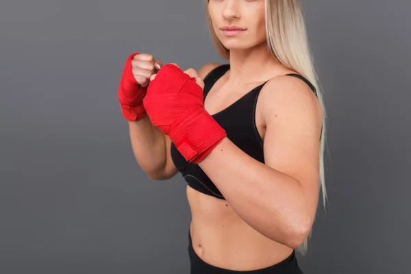 Frau hält Händchen in Boxerpose — Stockfoto