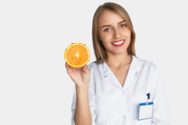 オレンジと笑みを浮かべて医師 — ストック写真