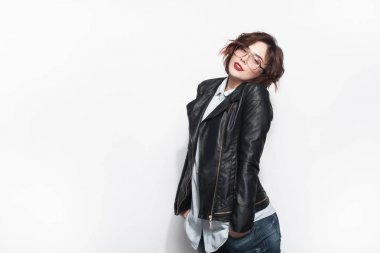 Şık kız elleri ceplerinde ile poz