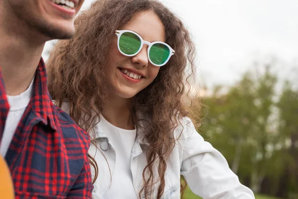 Mooi meisje met vrienden in het park — Stockfoto