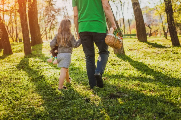 Grandfather and granddaughter walking in park — Stock Photo, Image