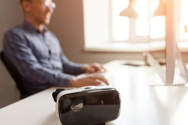 VR fejhallgató irodai asztalon — Stock Fotó