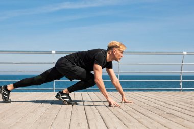 Adam pier üzerine çalışmaya başlar