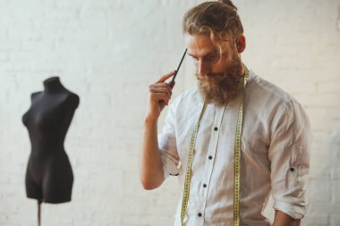 Yakışıklı Tasarımcısı içinde Atelier dalgın arıyorsunuz