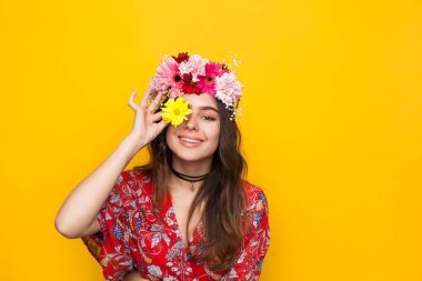 Neşeli kadın çiçeklerle poz