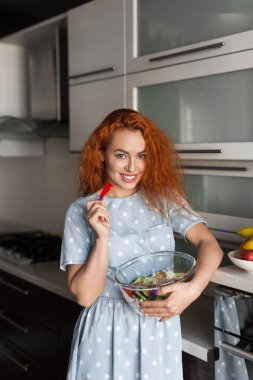 Kadın holding kase salata ile