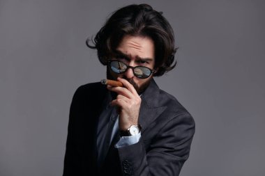 Takım elbise yasaktır puro erkekte