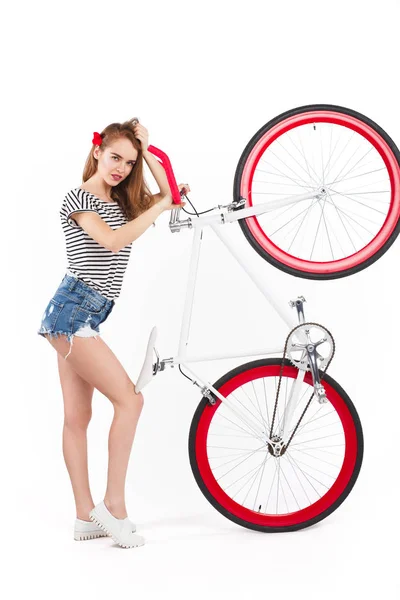 Modello tenendo bicicletta su — Foto Stock