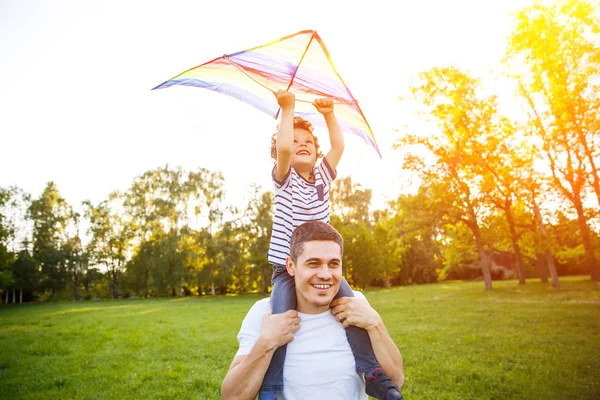 Tata i syn, grając z latawca — Zdjęcie stockowe