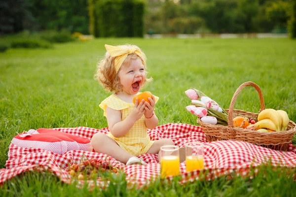 Bambina che pranza nel parco — Foto Stock