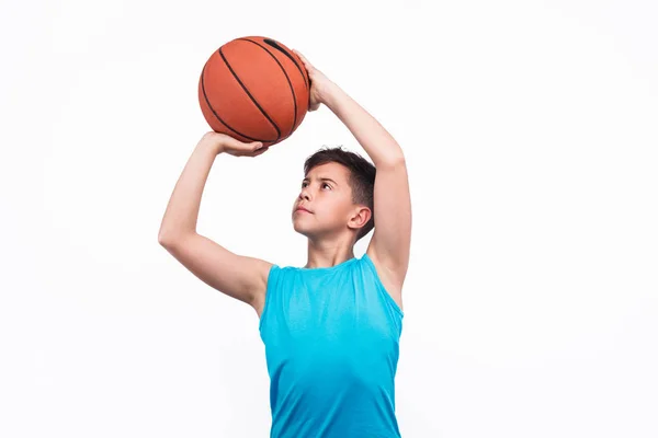 Młody chłopak gry w koszykówkę na białym tle — Zdjęcie stockowe