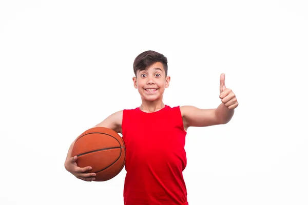Веселый ребенок с баскетболом — стоковое фото