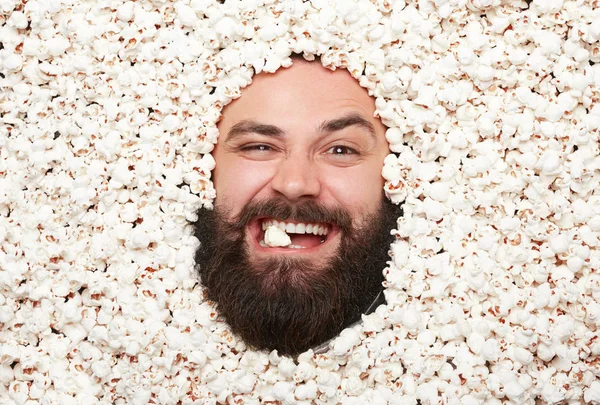 Grimaserande mannen i popcorn — Stockfoto