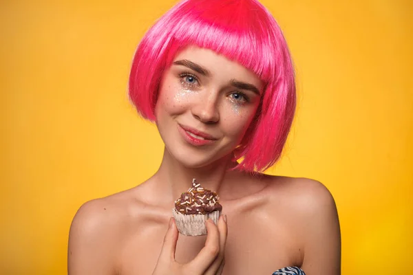 Bella modella in posa con cupcake — Foto Stock