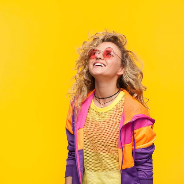 Chica sonriente con gafas de sol mirando hacia arriba — Foto de Stock