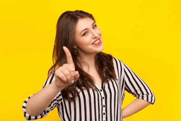 Chica haciendo un gesto en la cámara en amarillo — Foto de Stock