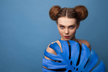 Kadın dekoratif palmiye yaprağı