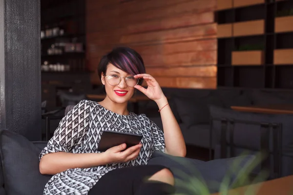 Ragazza elegante con tablet in caffè — Foto Stock