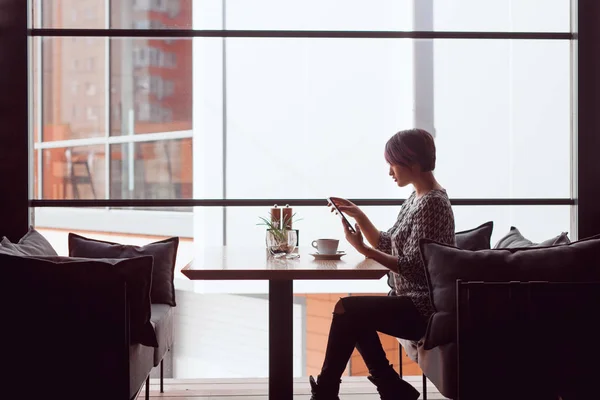 Elegante donna in caffè — Foto Stock