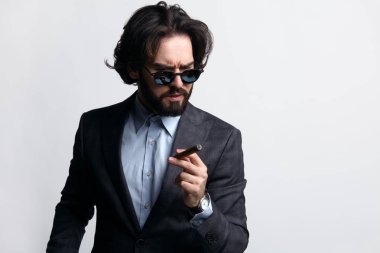 E-cig yakışıklı adam