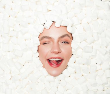 Model mashmallow içinde poz göz kırpıyor