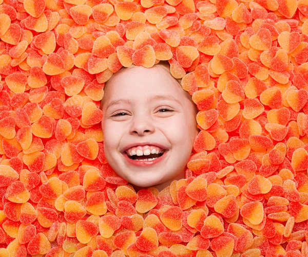 Ragazzo ridente coperto di gelatina di frutta — Foto Stock