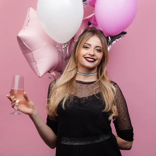 Chica con vino y globos posando —  Fotos de Stock