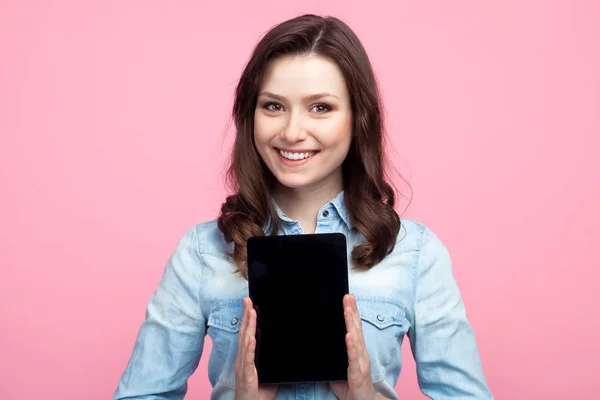Mulher sorrindo mostrando tablet — Fotografia de Stock