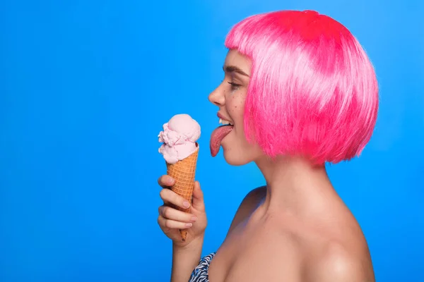 Вид сбоку на женщину, которая любит мороженое — стоковое фото