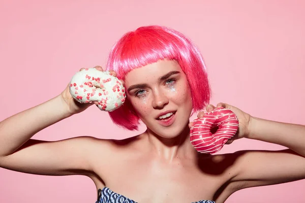 Model posing with glazed doughnuts — Stock Photo, Image