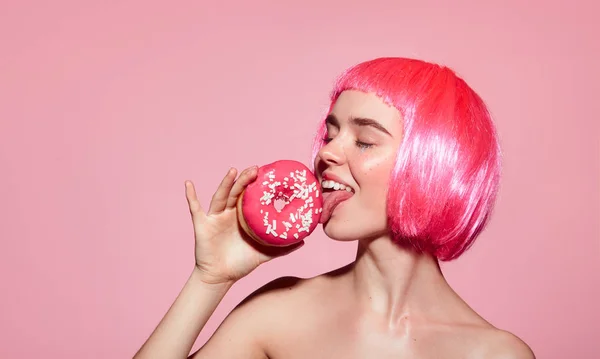 Modelo Vogue lamiendo donut — Foto de Stock