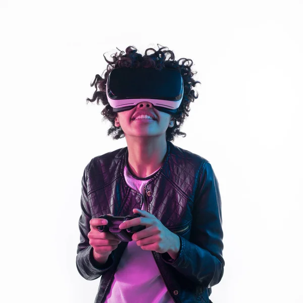 Morena con gafas de realidad virtual — Foto de Stock