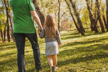 küçük kızın elini tutarak büyükbaba