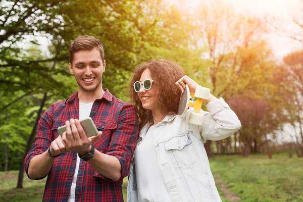 Vrouw met kruiser kijken naar smartphone — Stockfoto